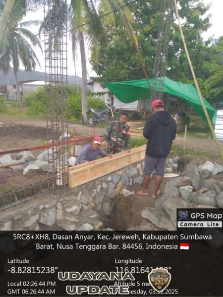 Babinsa Dasan Anyar Awasi Pembangunan Koperasi Merah Putih di Desa Dasan Anyar