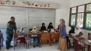 Babinsa Koramil Taliwang Dampingi Program Makan Bergizi Gratis di SDN 7 Taliwang