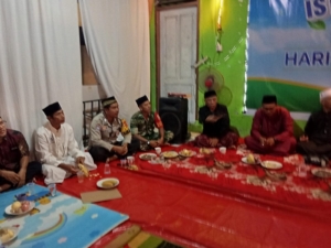 Babinsa Koramil Sekongkang Dukung Kegiatan Keagamaan pada Harlah Desa Mantun