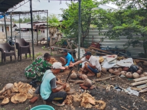 Babinsa Desa Tapir Laksanakan Komsos untuk Pererat Silaturahmi dengan Warga