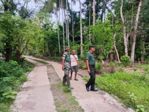 Babinsa Binafun Dampingi Pasiter Cek Lahan Pembangunan KDKMP Desa