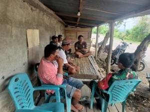 Babinsa Desa Persiapan Seteluk Rea Ajak Warga Jaga Lingkungan di Musim Hujan