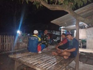 Babinsa Rasabou Temani Warga Ronda Malam Demi Lingkungan Aman