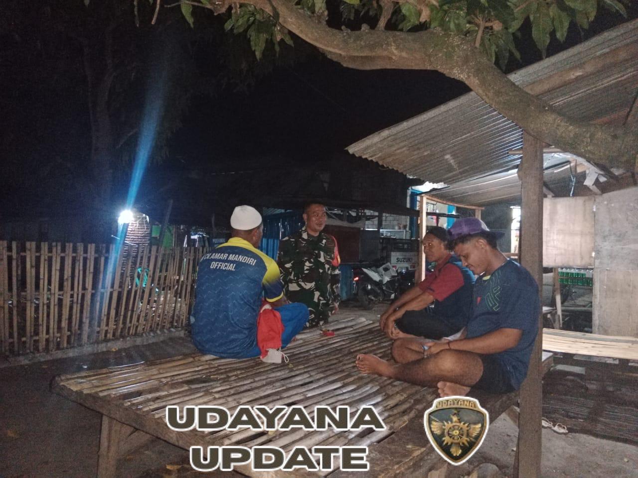 Babinsa Rasabou Temani Warga Ronda Malam Demi Lingkungan Aman