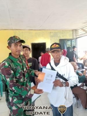 Babinsa Labuhan Kertasari Dampingi Pembagian Buku Rekening Kartu KSB Maju