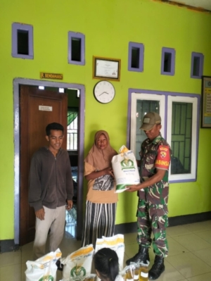 Babinsa Manggelewa Dampingi Pembagian Beras Bantuan Ketahanan Pangan di Desa Tanju