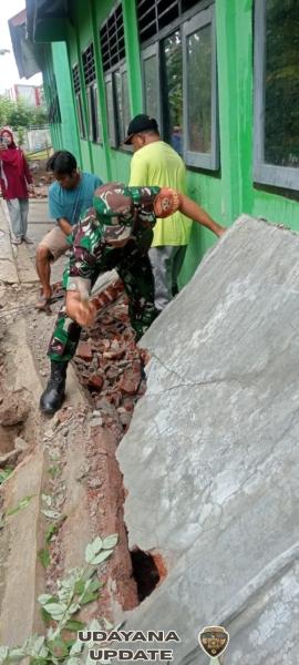 Babinsa Desa Lamusung Bersama Warga Gotong Royong Bersihkan SDN Lamusung