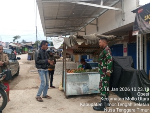 Babinsa Mollo Utara Tertibkan Aktivitas Pasar Kapan, Pastikan Situasi Aman dan Kondusif.