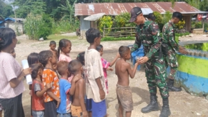 Wujud Kepedulian, Yonarmed 12 Kostrad Bagikan Bubur Kacang Hijau di Desa Tohe