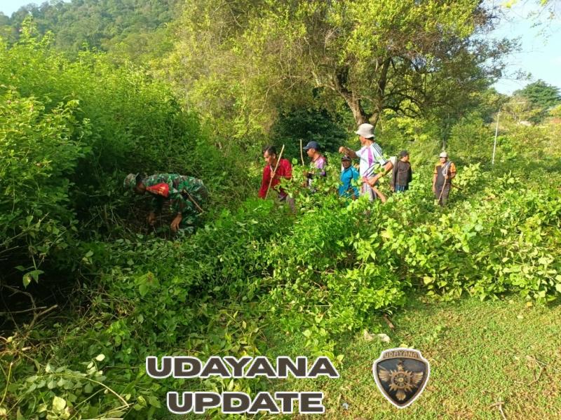 Babinsa Mujahiddin Gotong Royong Bersihkan Area KDKMP di Dusun Fajar Indah