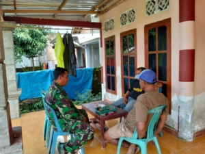 Babinsa Desa Seran Gelar Komsos, Ajak Warga Jaga Kamtibmas dan Kebersihan Lingkungan