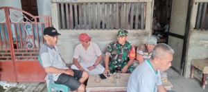 Babinsa Koramil 1628-01/Taliwang Laksanakan Komsos dengan Warga Kelurahan Dalam