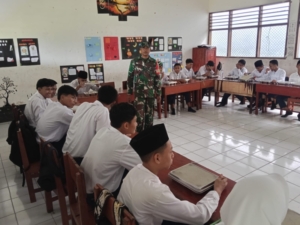 Babinsa Koramil Jereweh Dampingi Program Makan Bergizi Gratis di MTs Al-Qalam