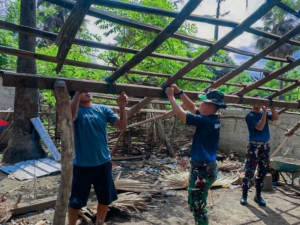 Satgas Pamtas RI–RDTL Pos Wini Bantu Warga Pasang Atap Rumah Daun Lontar di Perbatasan TTU