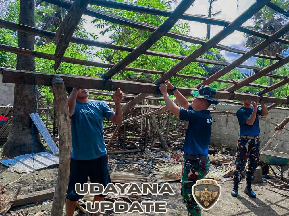 Satgas Pamtas RI–RDTL Pos Wini Bantu Warga Pasang Atap Rumah Daun Lontar di Perbatasan TTU