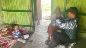 Berbagi Kebaikan, Satgas Pamtas Yonarhanud 2 Kostrad Antarkan Makanan TNI Bagi Warga Perbatasan