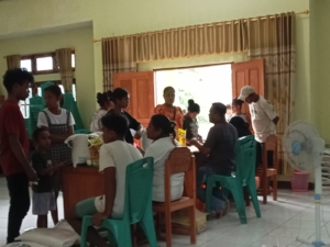 Pastikan Tepat Sasaran, Babinsa Panite Dampingi Pembagian Beras dan Minyak Goreng di Oebelo .