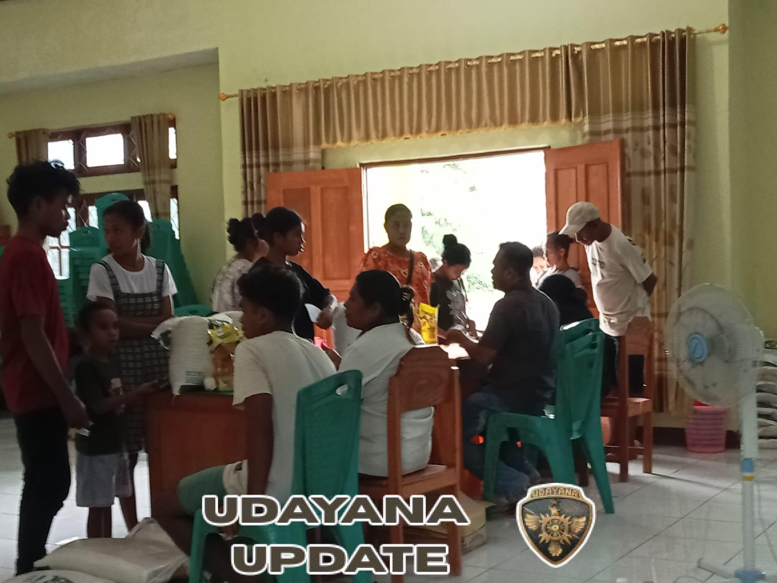 Pastikan Tepat Sasaran, Babinsa Panite Dampingi Pembagian Beras dan Minyak Goreng di Oebelo .