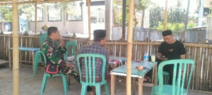 Babinsa Desa Senanggalih Laksanakan Komsos Bersama Tokoh Masyarakat dan Pemuda di Dusun Senanggalih Barat