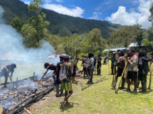 Hangatnya Bakar Batu Satukan Hati Satgas Yonif 743/PSY dan Masyarakat Papua