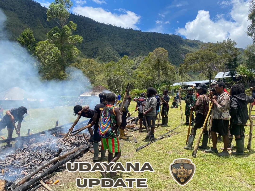 Hangatnya Bakar Batu Satukan Hati Satgas Yonif 743/PSY dan Masyarakat Papua