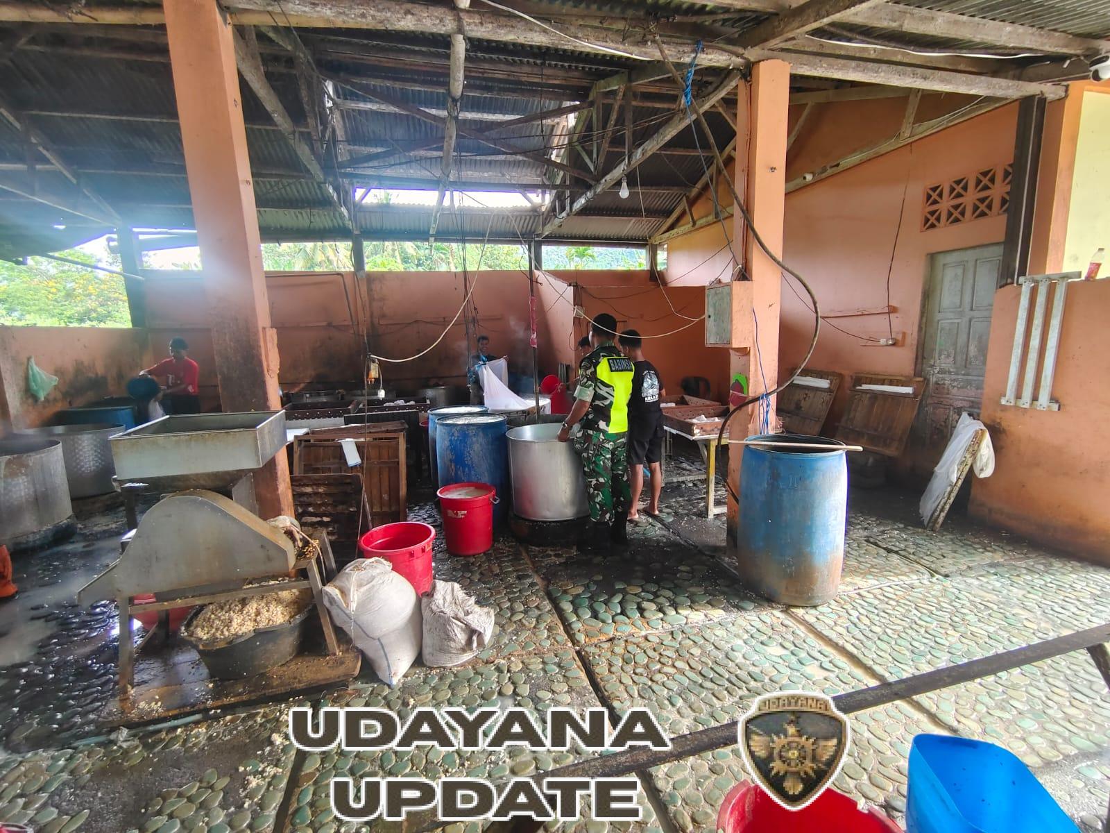 Babinsa Hadir di Lingkungan Kerja, Pantau Produksi Tahu Tempe di Kelurahan Lokoboko