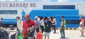 Arus Kapal Penumpang di Pelabuhan Ba’a Dipantau Babinsa, Situasi Aman dan Lancar