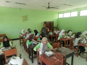 Dukung Gizi Pelajar, Babinsa Serda Damianus Kerhi Tinjau Kegiatan Makan Sehat di MAN Ende