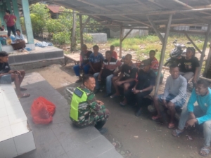 Perkuat Kamtibmas, Babinsa Maukaro Aktif Berinteraksi dengan Warga Desa Kebirangga