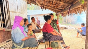 Babinsa Koramil 1602-04/Maurole Tingkatkan Keamanan dan Komsos di Desa Nuanaga