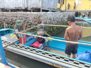 Babinsa Koramil 1624-04/Omesuri Sampaikan Himbauan Waspada Gelombang Tinggi