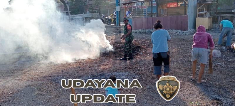 Karya Bakti Babinsa Bersihkan Got Antisipasi Banjir