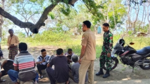 Babinsa Koramil Bola Dampingi Penyerahan Sertifikat Tanah Warga Desa Nenbura