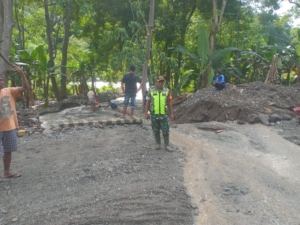 Sertu Nurhadiman Soni Pantau Wilayah dan Bantu Masyarakat Atasi Longsor di Ende Timur