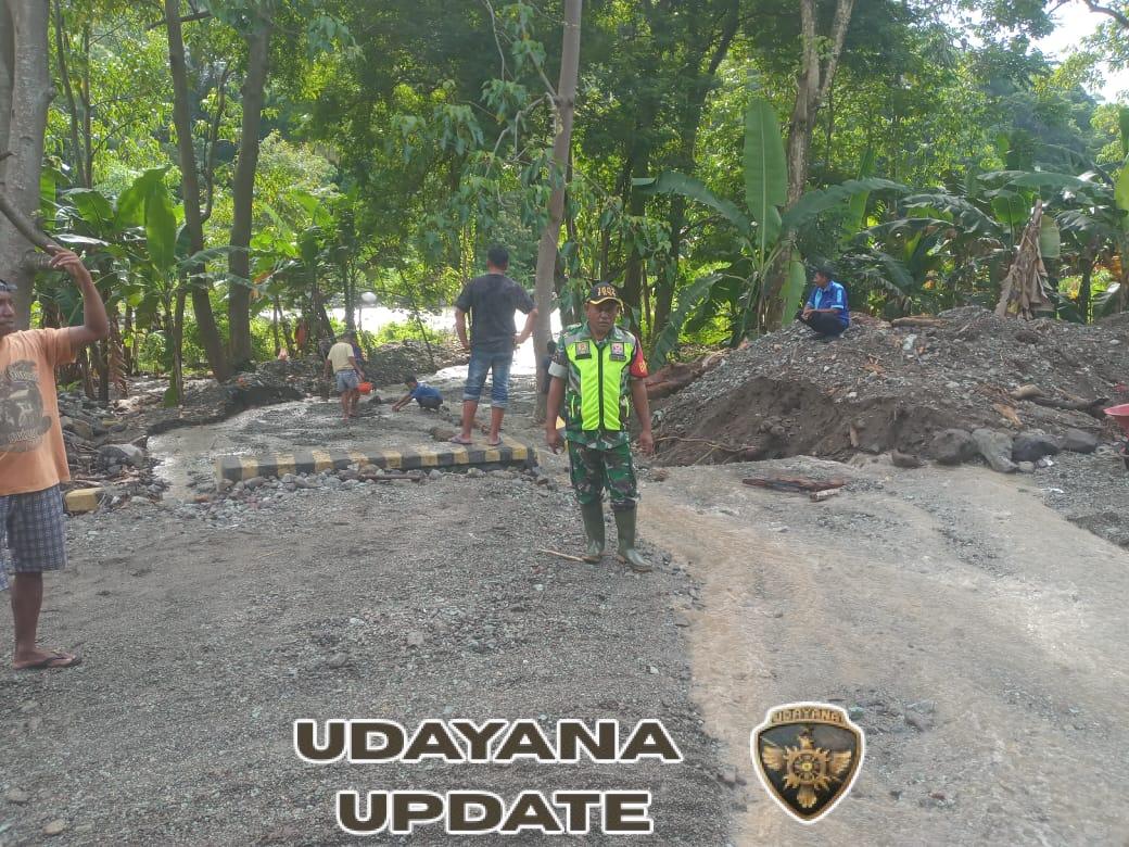 Sertu Nurhadiman Soni Pantau Wilayah dan Bantu Masyarakat Atasi Longsor di Ende Timur