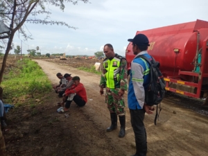 Babinsa Kodim 1627/Rote Ndao Monitoring dan Amankan Pembangunan Sentra Industri Garam Nasional