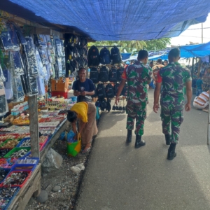 Babinsa Koramil 1625-04/Mauponggo Patroli Keamanan Pasar Mauponggo, Situasi Aman Kondusif