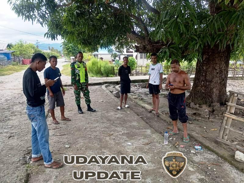 Dekatkan Diri dengan Warga, Babinsa Ende Laksanakan Komsos dan Pengamanan Wilayah