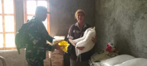 Babinsa Koramil 1625-01/Bajawa Laksanakan Pendampingan Penyaluran Bantuan Bulog di Riung