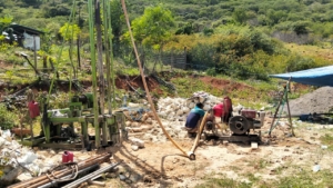 Babinsa Koramil 1625-05/Aesesa Pantau Progres Pembangunan Sumur Bor Kerma BNPB di Kampung Kajulaki