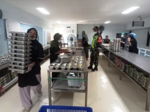 Pastikan Pendistribusian MBG Lancar, Babinsa Ende Timur Monitoring Kegiatan di Sekolah