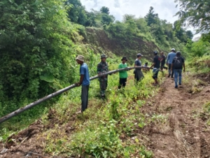 Babinsa Kadindi Bersama Warga Gotong Royong Pasang Pipa Air Bersih