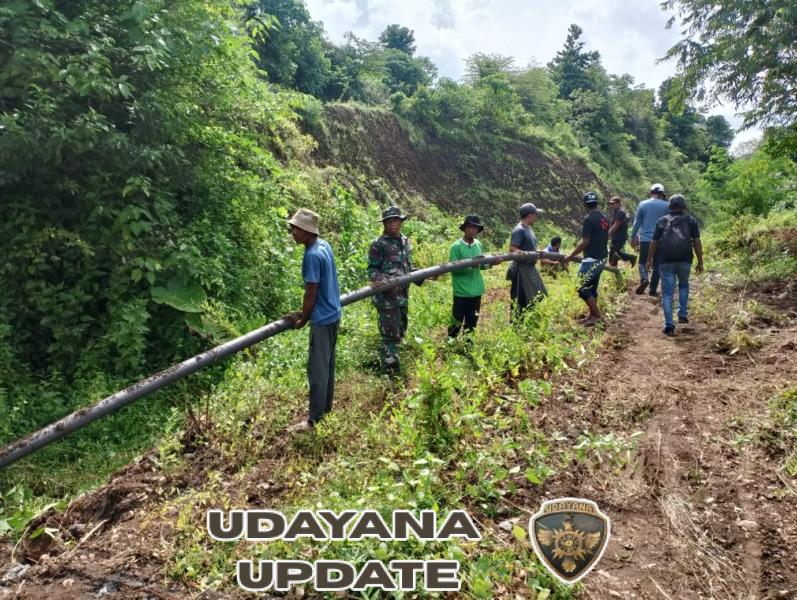 Babinsa Kadindi Bersama Warga Gotong Royong Pasang Pipa Air Bersih