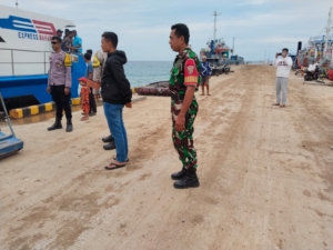 Piket Koramil 1627-01/Ba’a Pantau Kedatangan Kapal Expres Bahari 8E