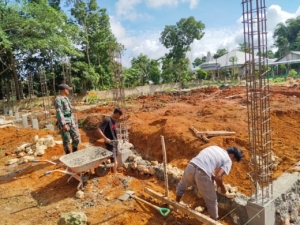 Dukung Perekonomian Desa, Babinsa Pantau Pembangunan Koperasi di Malinjak