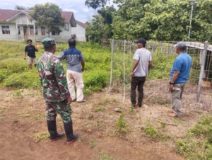 Babinsa Kodim 1613/Sumba Barat Dampingi Pemasangan Patok Koperasi Desa