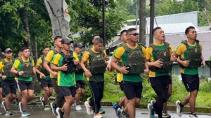 Gunakan Bodyvest, Prajurit Satgas Pamtas Lari Pagi 5K di Atambua