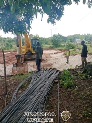 Babinsa Koramil 1627-01/Ba’a Pantau Penggalian Lahan Pembangunan KDKMP Desa Suelain