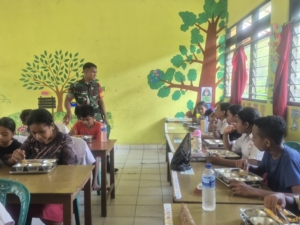 Wujudkan Generasi Sehat, Babinsa Rindi Umalulu Dampingi MBG di SDM Melolo 2