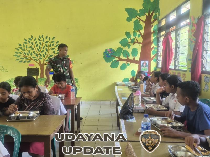 Wujudkan Generasi Sehat, Babinsa Rindi Umalulu Dampingi MBG di SDM Melolo 2
